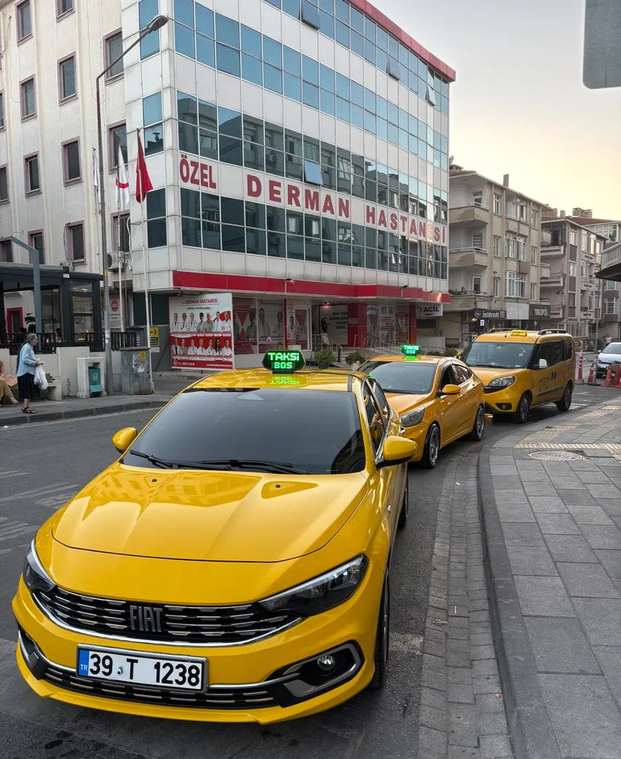 Lüleburgaz caddesinde Işıklar Taksi araçları