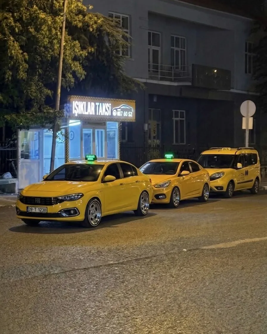 Okullar Caddesi'ndeki Işıklar Taksi durağı ve üç sarı taksi