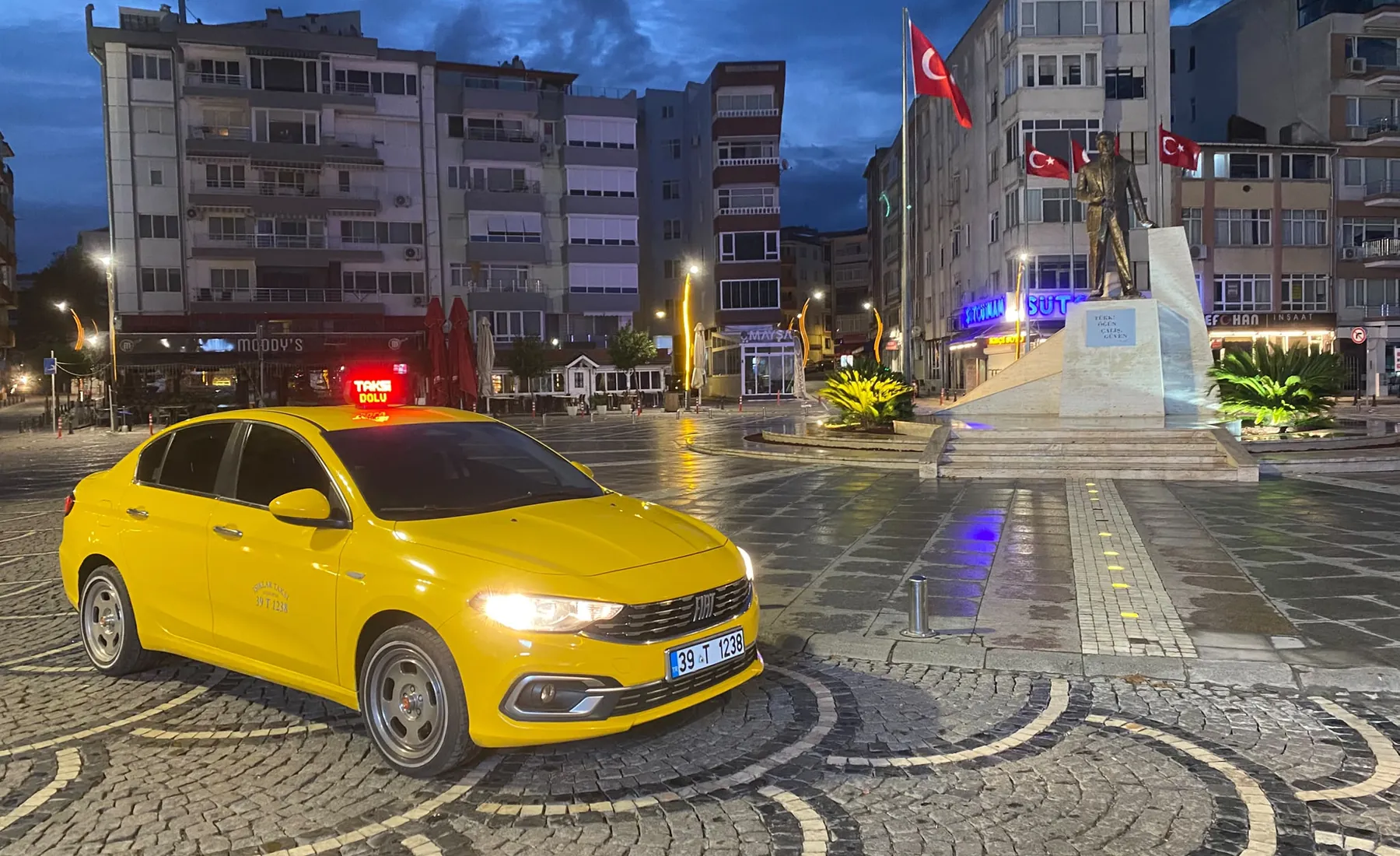 Akşam saatlerinde Lüleburgaz meydanında Işıklar Taksi